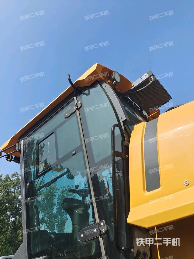 右側(cè)正面照（壓路機駕駛室）