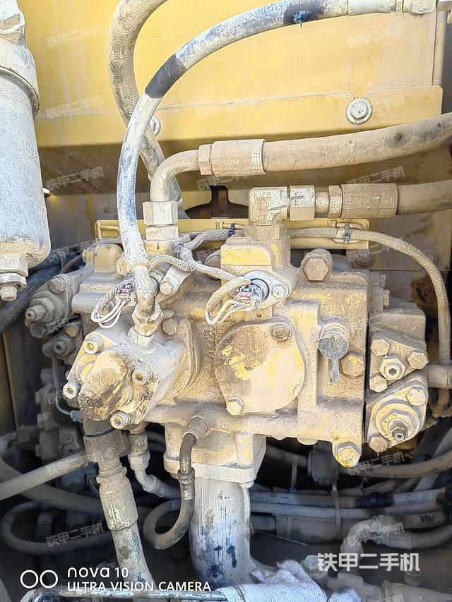 液压泵舱室正面整体（整机外观）