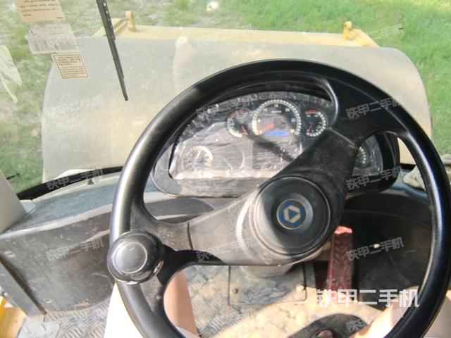 操作台全景（压路机驾驶室）