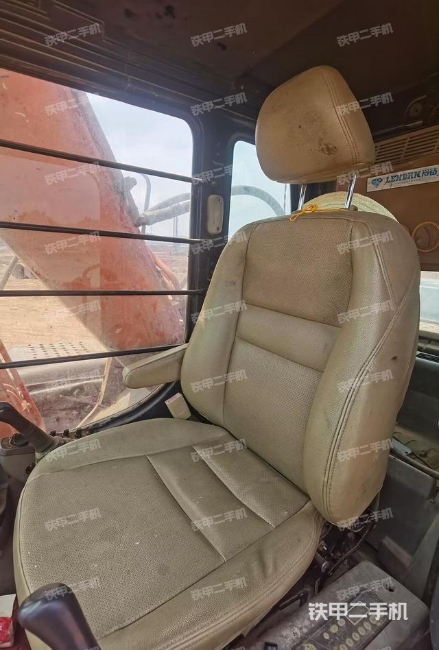 座椅左侧控制台/音响/含左手柄（驾驶室部分）