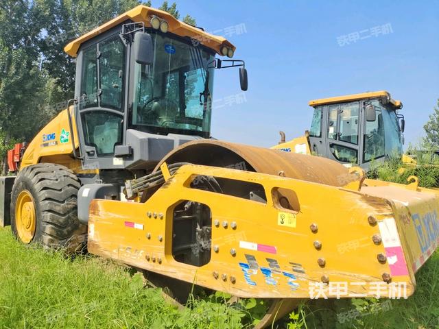 右前45°（壓路機整機外觀）