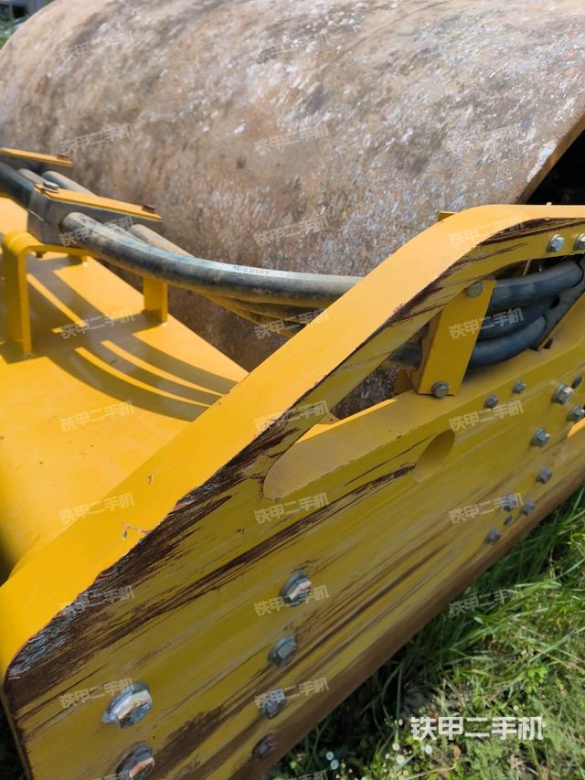 前輪右側(cè)減震塊連接及部件（壓路機(jī)前后車架）