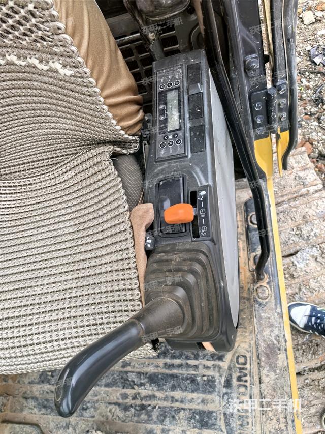 座椅左侧控制台/音响/含左手柄（驾驶室部分）