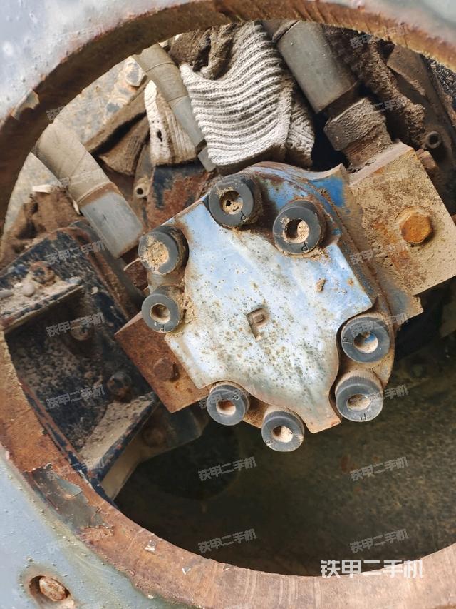 后輪左側(cè)全景（壓路機(jī)前后車架）