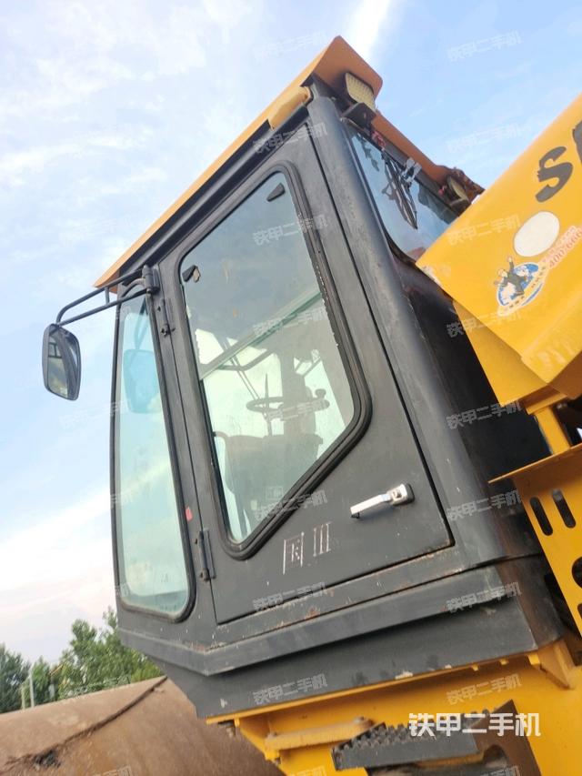 右側(cè)正面照（壓路機(jī)駕駛室）