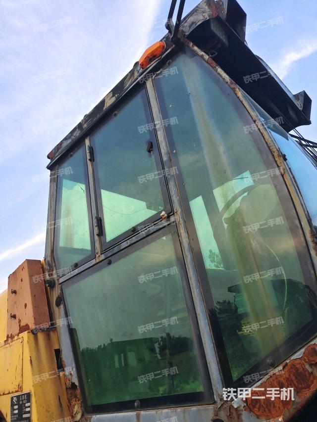 右側(cè)正面照（壓路機(jī)駕駛室）