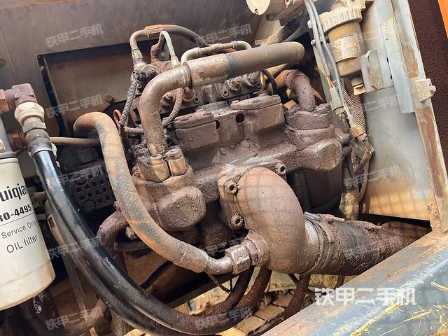 液压泵舱室正面整体（整机外观）