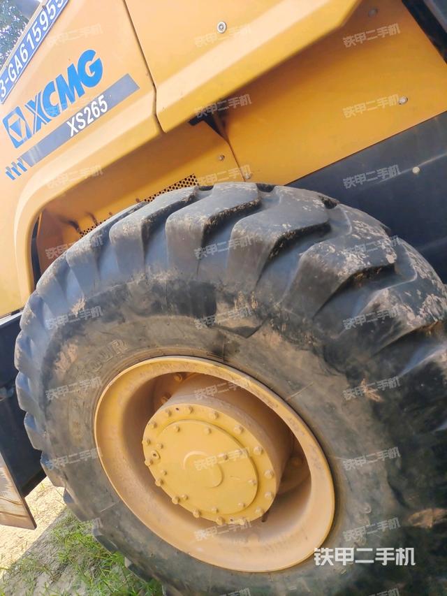 后輪右側(cè)全景（壓路機前后車架）