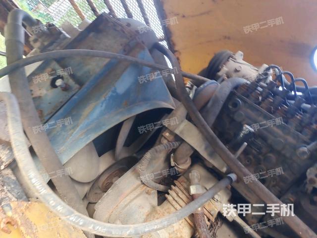 發(fā)動(dòng)機(jī)左側(cè)全景（壓路機(jī)發(fā)動(dòng)機(jī)艙）