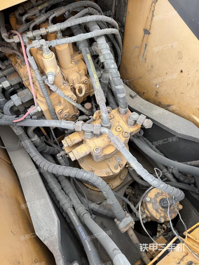 回转马达和主控阀（整机外观）