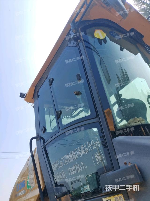 左侧正面照（压路机驾驶室）