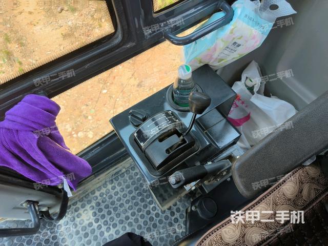 操作台全景（压路机驾驶室）