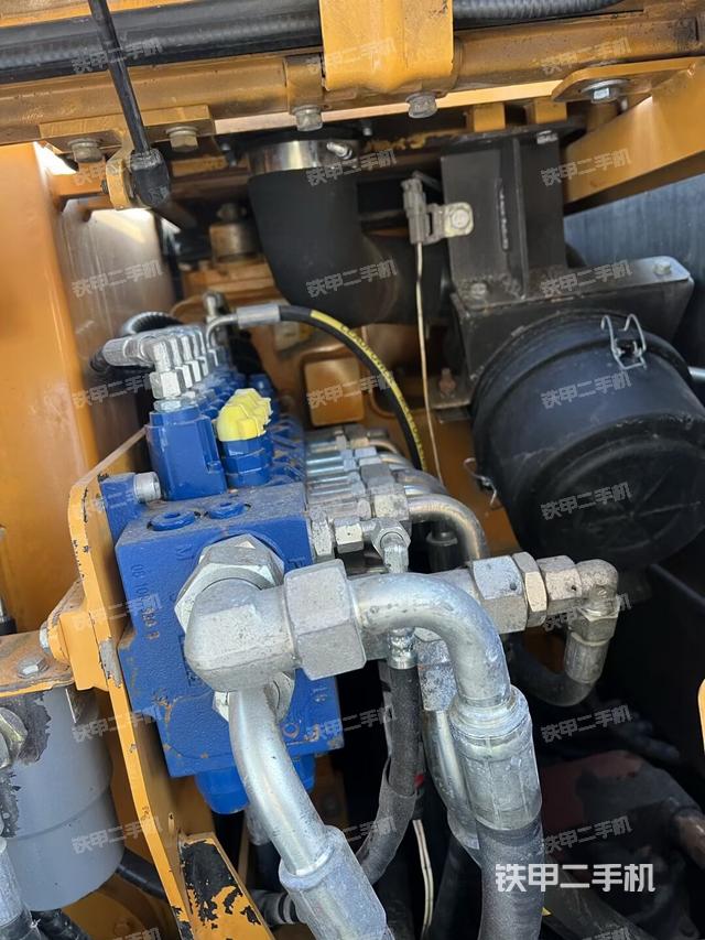 回转马达和主控阀（整机外观）