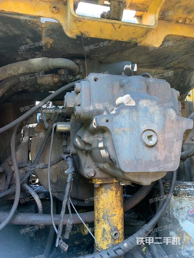 液壓泵艙室正面整體（整機外觀）