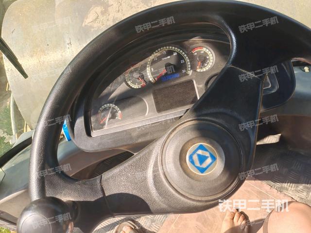 駕駛室內(nèi)座椅、儀表操作手柄全景（壓路機駕駛室）