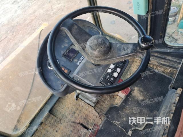 駕駛室側(cè)向上照全景（壓路機(jī)駕駛室）