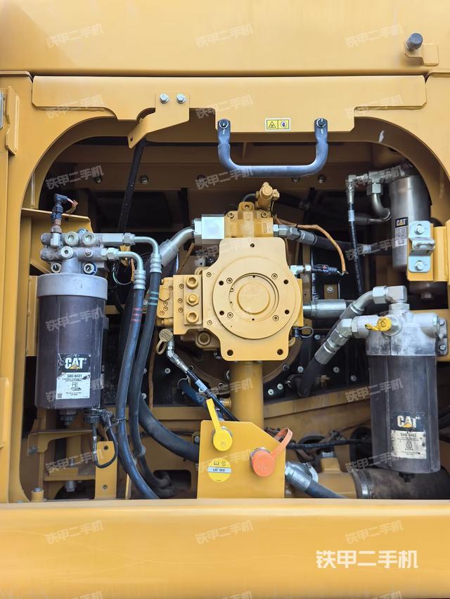 液压泵舱室正面整体（整机外观）