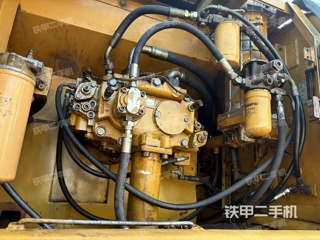 液压泵舱室正面整体（整机外观）