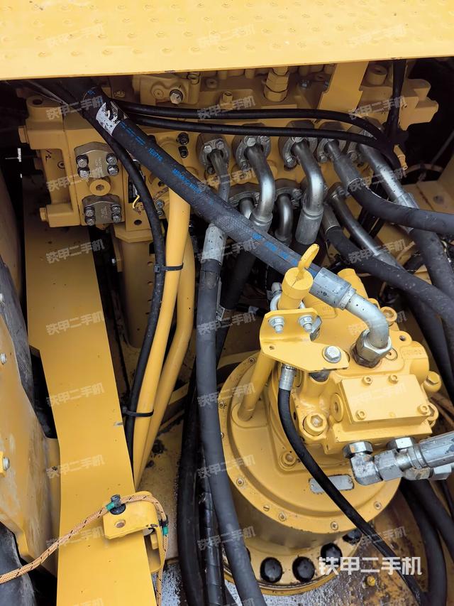 回转马达和主控阀（整机外观）