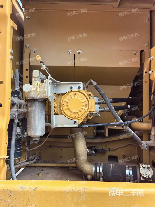 液压泵舱室正面整体（整机外观）