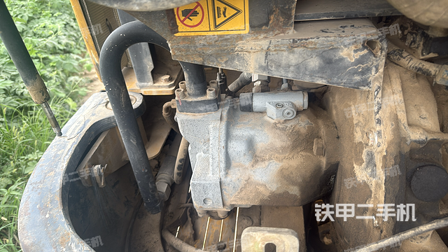 液压泵舱室正面整体（整机外观）