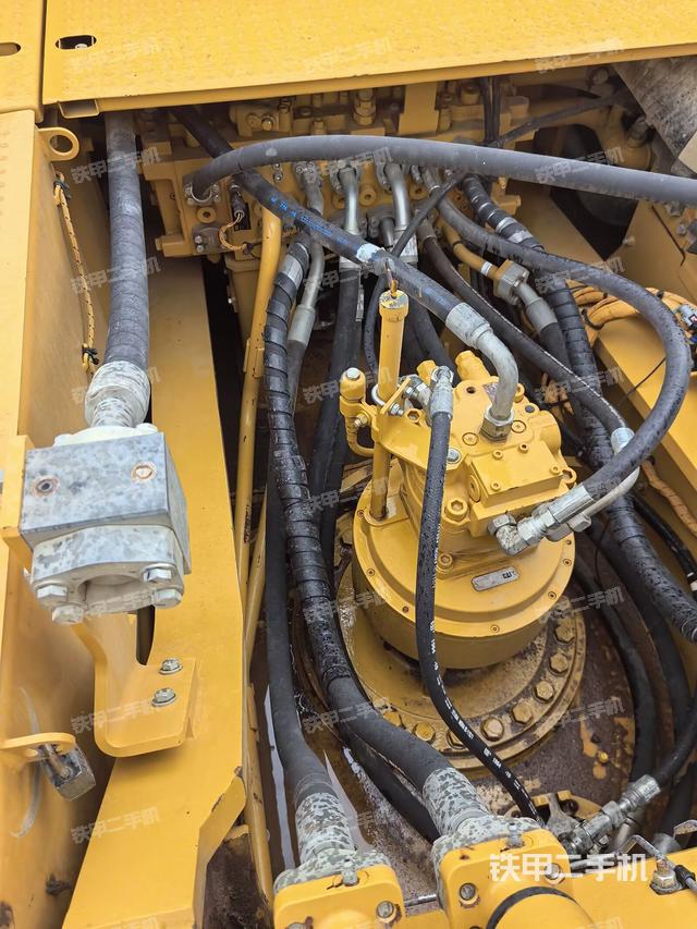 回轉(zhuǎn)馬達(dá)和主控閥（整機(jī)外觀）