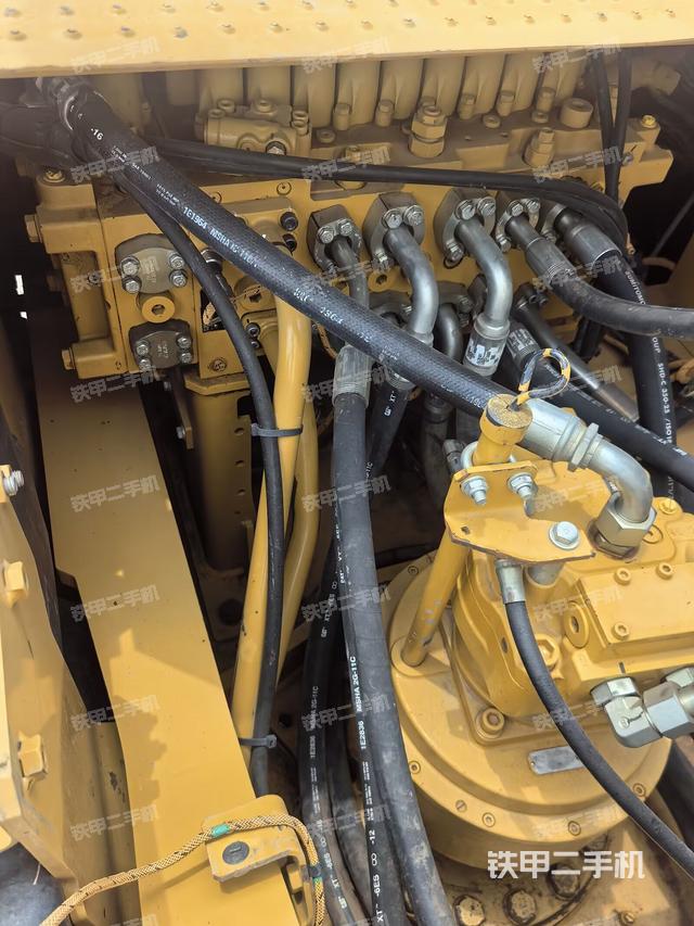 回转马达和主控阀（整机外观）