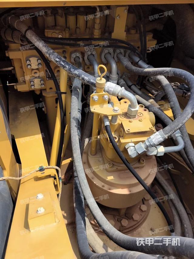 回转马达和主控阀（整机外观）