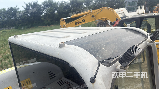 驾驶室顶部（整机外观）