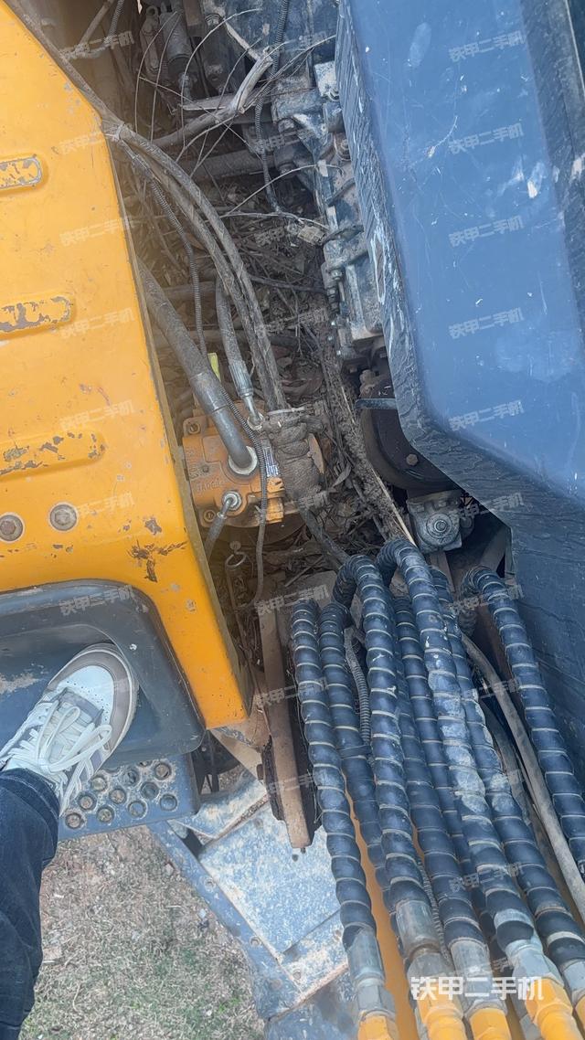 液压泵舱室正面整体（整机外观）