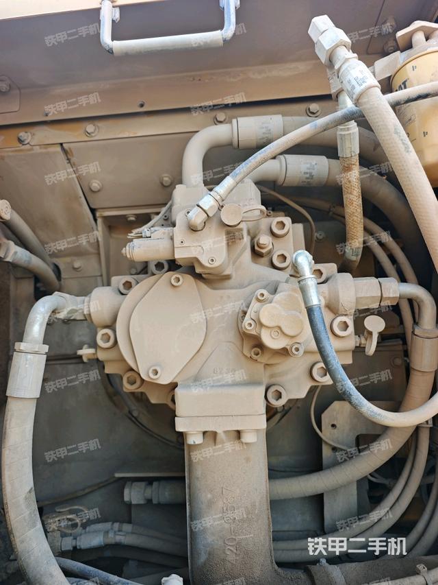 液压泵舱室正面整体（整机外观）