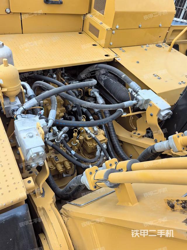 回转马达和主控阀（整机外观）