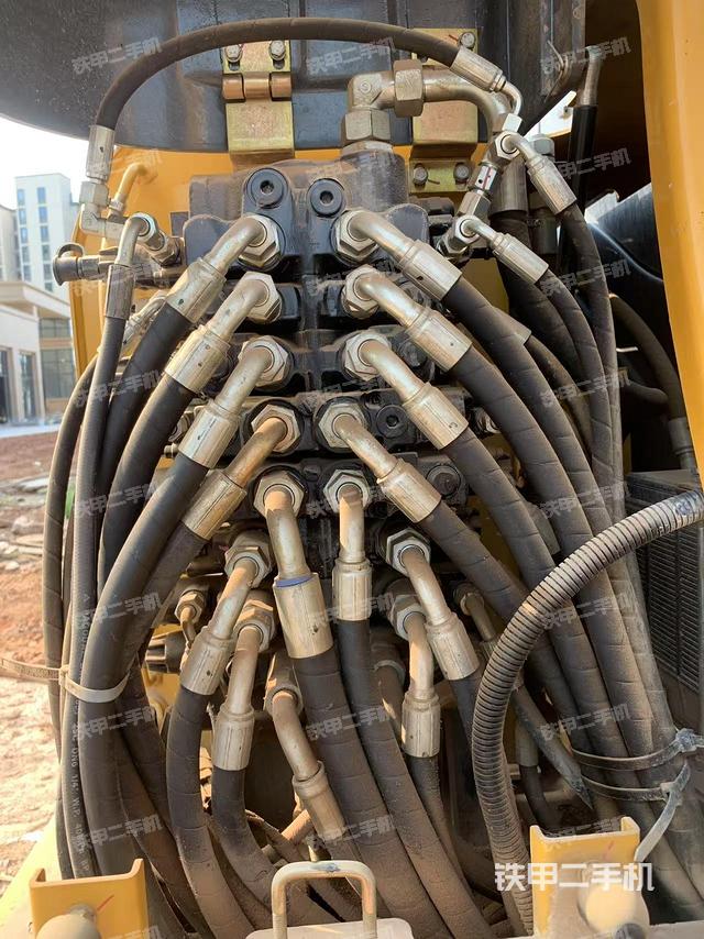 回转马达和主控阀（整机外观）