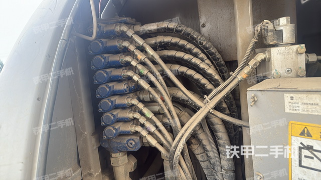 回转马达和主控阀（整机外观）