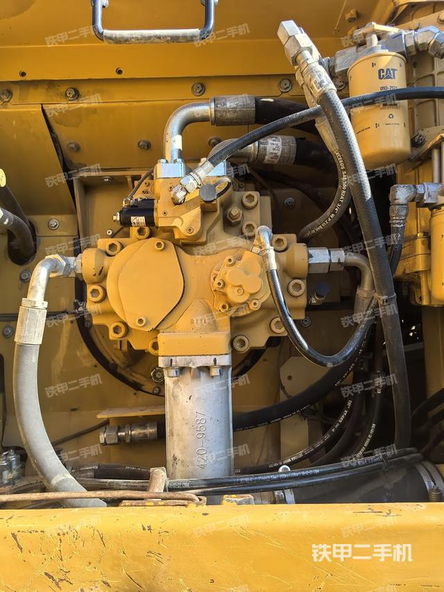 液壓泵艙室正面整體（整機(jī)外觀）