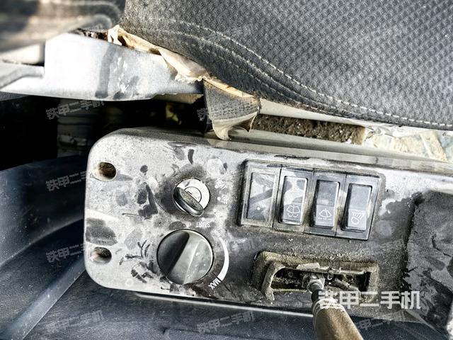 座椅右側(cè)控制臺/鑰匙門/油門/含右手柄（駕駛室部分）