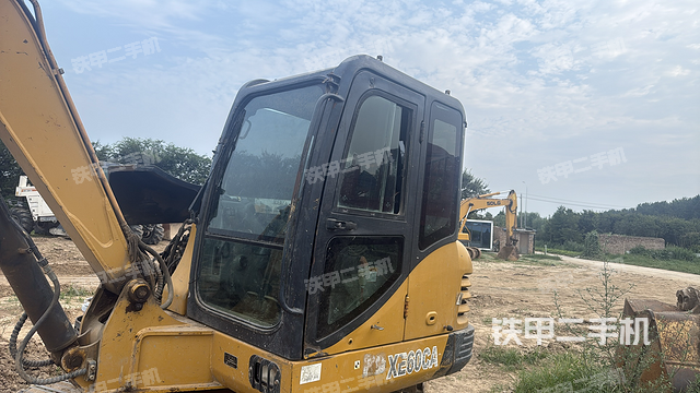 驾驶室整体（整机外观）