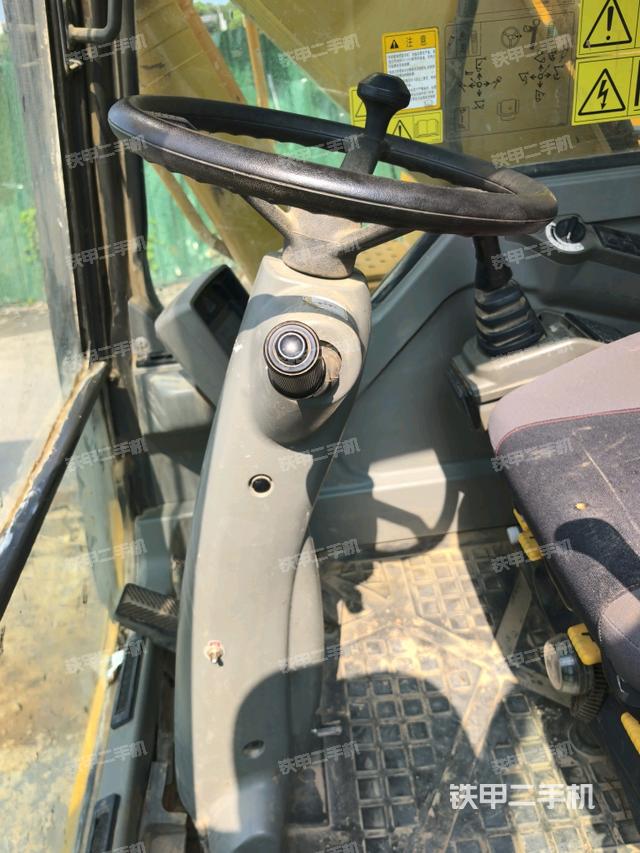 行走控制手柄和踏板?俯拍（駕駛室部分）