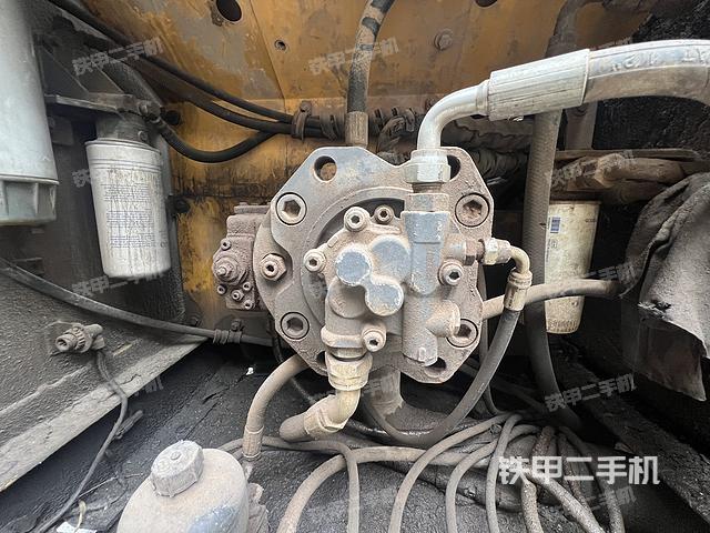 液压泵舱室正面整体（整机外观）