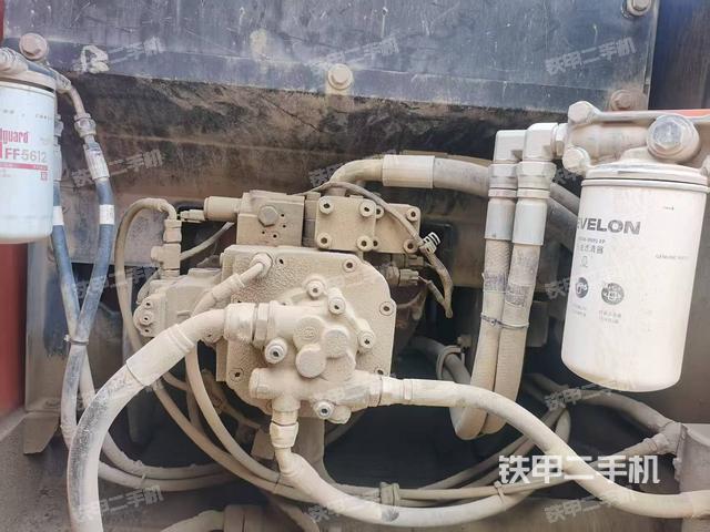 液压泵舱室正面整体（整机外观）