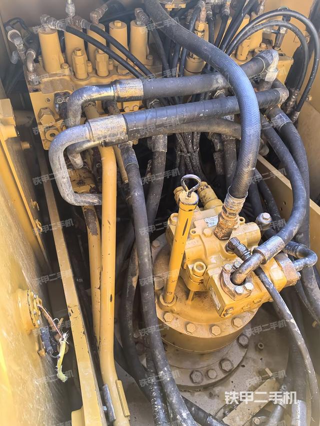 回转马达和主控阀（整机外观）