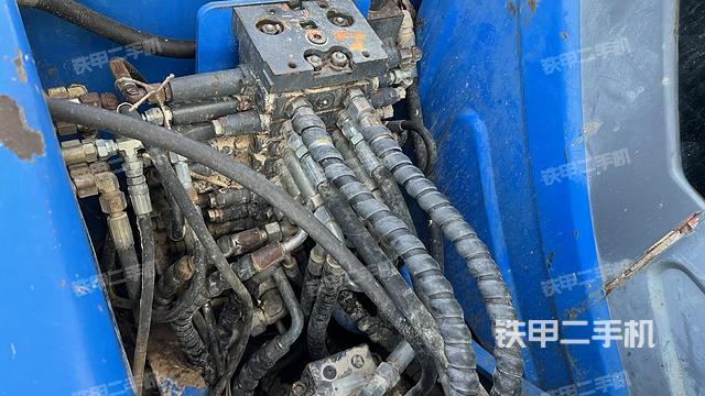 回转马达和主控阀（整机外观）