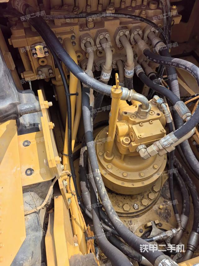 回转马达和主控阀（整机外观）