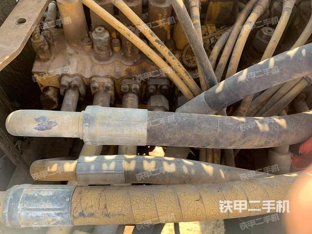 回转马达和主控阀（整机外观）