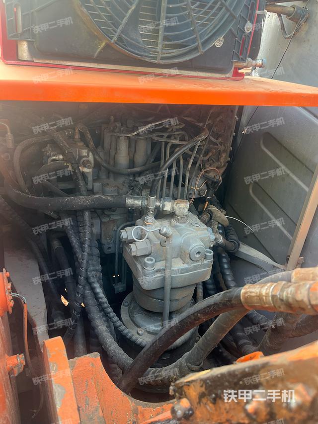 回轉(zhuǎn)馬達(dá)和主控閥（整機(jī)外觀）