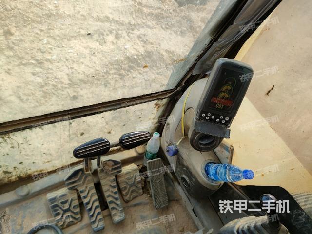 行走控制手柄和踏板?俯拍（駕駛室部分）