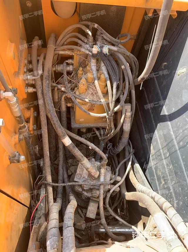 回转马达和主控阀（整机外观）