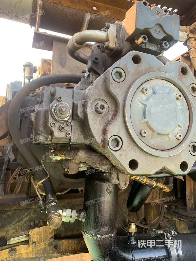 液压泵舱室正面整体（整机外观）