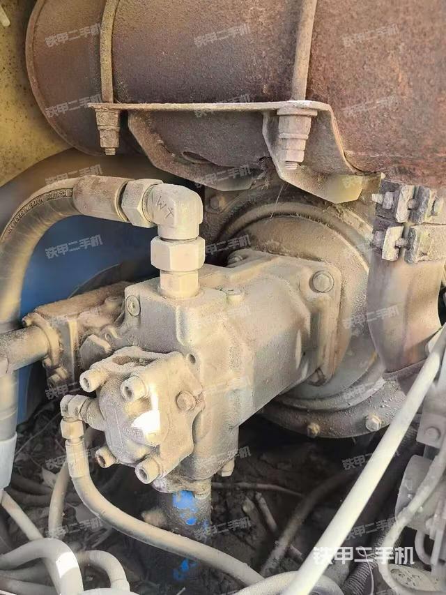 液压泵舱室正面整体（整机外观）