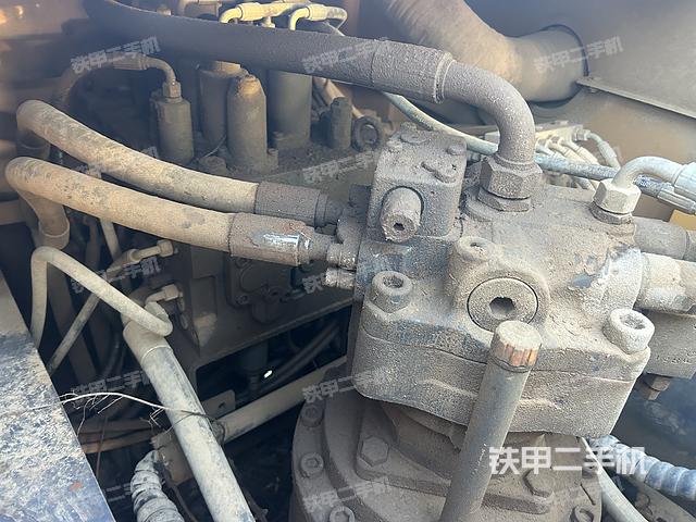 回轉(zhuǎn)馬達(dá)和主控閥（整機(jī)外觀）